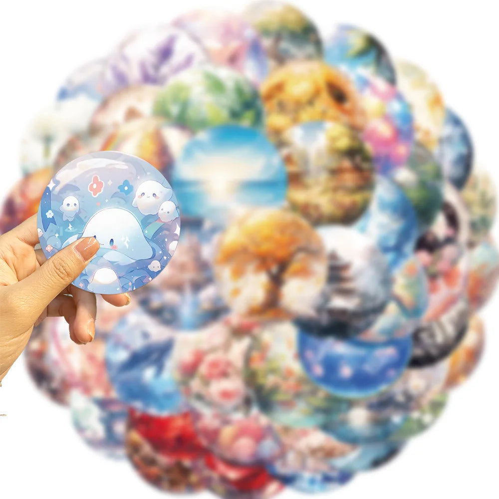🌸✨ 50-pack Drömska Rundade Motiv – Vattentåliga Vinylklistermärken med Magiska Landskap & Djur ✨🌸