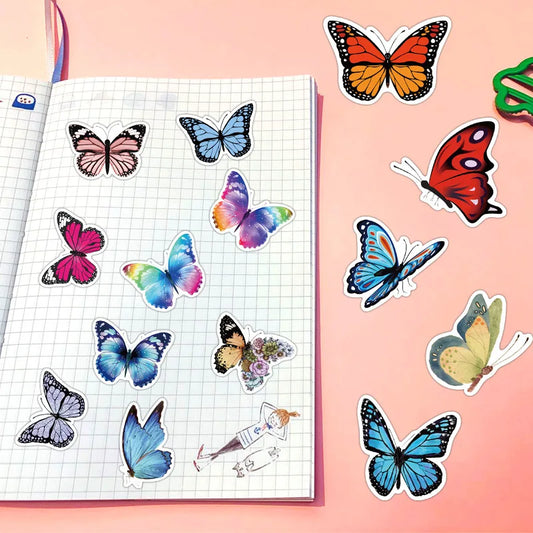 🦋✨ 50-pack Färgstarka Fjärilsklistermärken – Vattentåliga Vinylstickers med Magiska Vingslag 🦋🌈